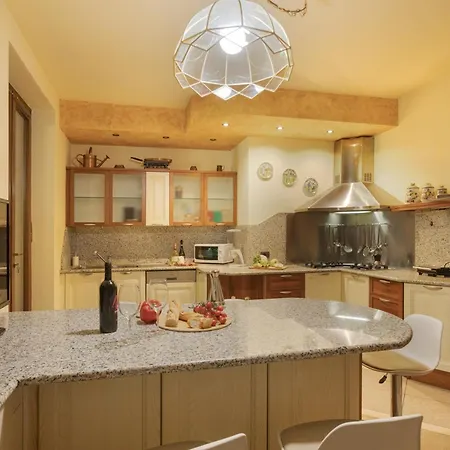 Valchero 12, Emma Vila