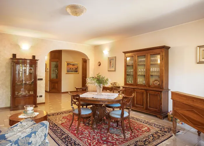 Valchero 12, Emma Βίλα *